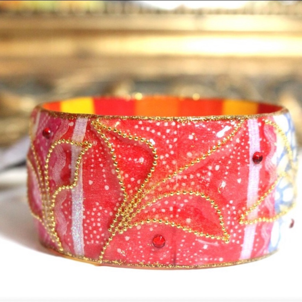 Iris Design Retro Mod Floral Bangle Bracelet